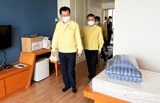 박남춘 인천시장이 14일 중구 SK무의연수원 생활치료센터를 방문해 시설을 점검하고 있다.