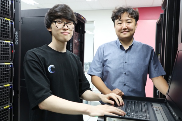 우측부터 임성훈 교수와 이승훈 학위연계과정생(사진제공=DGIST)