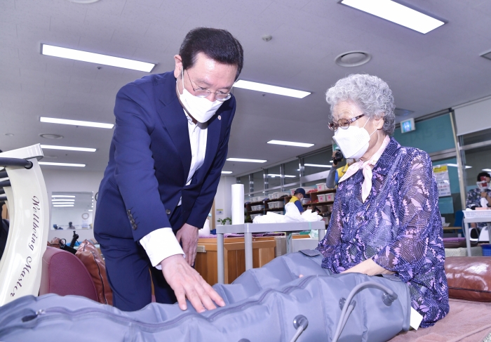 이용섭 광주광역시장이 14일 오후 남구 빛고을노인건강타운을 방문해 한 어르신이 물리치료를 하고 계시는 모습을 살펴보고 있다./광주광역시 제공