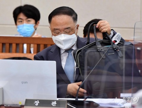 홍남기 “임대차법 시행후 서울 100대 아파트 갱신율 57%→78%”