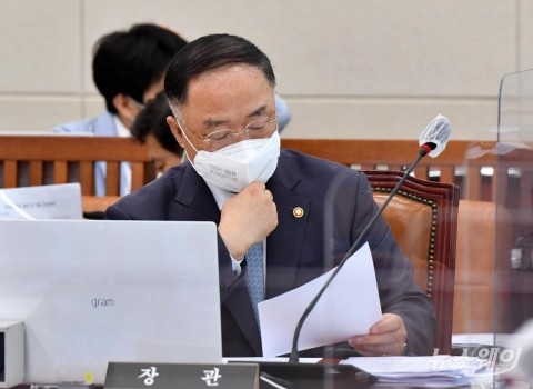홍남기 “실거래가 띄우기 최초 적발···수사·탈세분석”