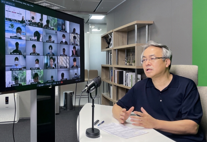 남철 첨단소재사업본부장이 상반기에 채용한 경력사원들을 대상으로 특강을 진행하고 있다. 사진=LG화학 제공