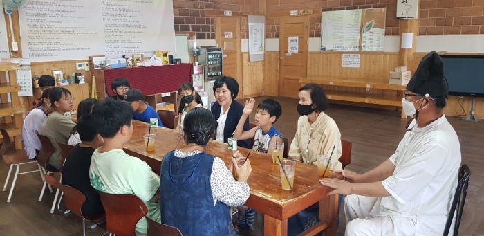 이용덕 순천교육장이 최근 6개월 간 순천 농촌살이를 마치고 서울로 돌아가는 농산어촌유학생과 그 가족을 찾아 석별의 정을 나누었다.