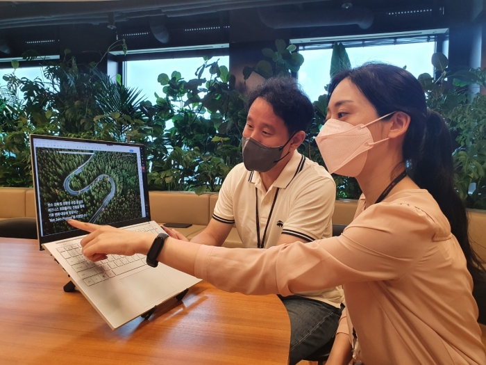 SK이노베이션 구성원들이 서울 종로구 SK서린빌딩에서 넷제로 특별 보고서를 살펴보고 있다. 사진=SK이노베이션 제공