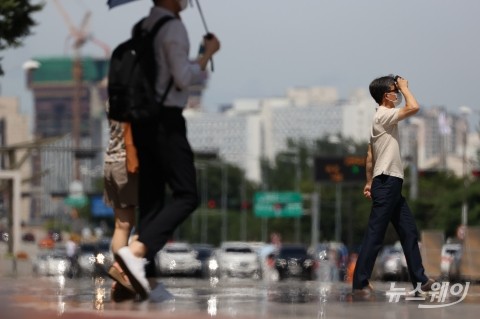 전국 무더위 계속···곳곳에 천둥·번개 동반한 강한 비