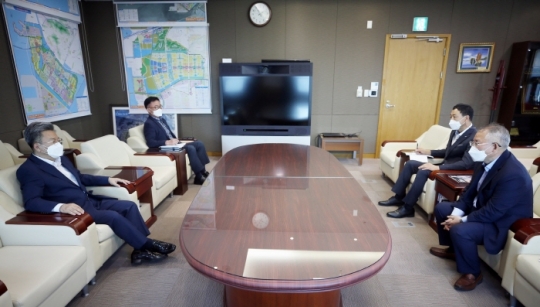 21일 이원재 인천경제청장(맨 왼쪽)이 최정철 인천항만공사 부사장(경영부문)을 만나 인천항 개발을 위한 상호 협력 방안을 논의했다.