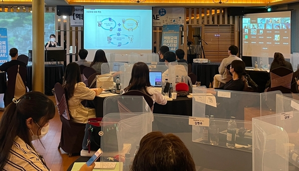 대구과학대 교내 과학관에서 21일 개최된 ‘실용주얼리 아티스트 양성과정’ 작품전시회에서 교육생들이 단체 기념촬영을 하고 있다.(사진제공=대구과학대학교)