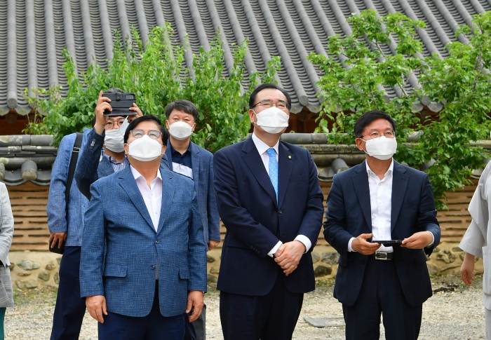 유두석 장성군수(좌)가 백양사를 찾은 김현모 문화재청장(우)과 면담을 갖고 국비 지원을 건의했다. 중앙은 이개호 국회의원