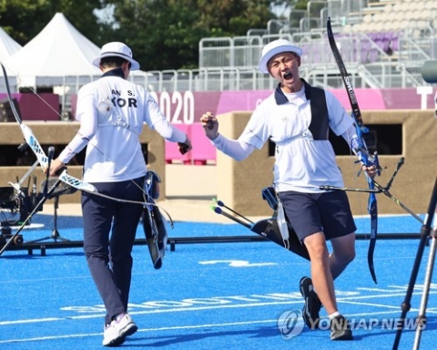 ‘양궁 막내’ 김제덕·안산, 혼성전 결승서 역전승···한국 첫 금메달