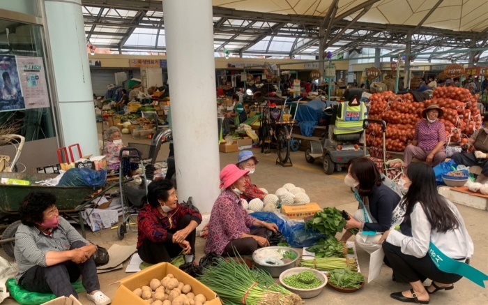 LX 곡성구례지사 홍영아 지사장과 직원들이 전통시장에서 농산물을 구입하고 있다