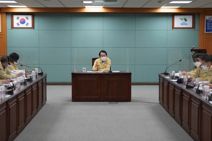 김종식 목포시장이 26일 간부회의에서 코로나19 확산 차단을 위한 총력 대응을 주문하고 있다.