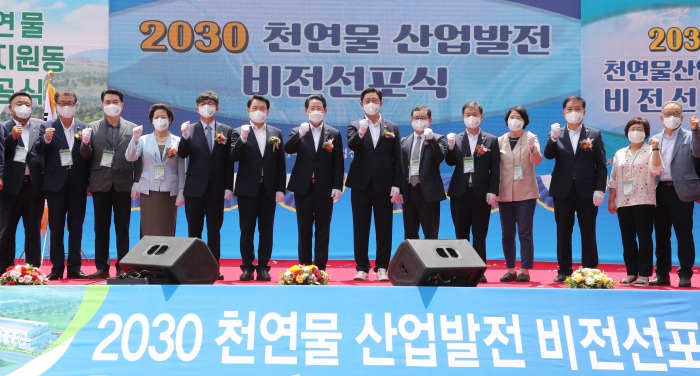 26일 김영록 지사가 장흥 바이오산업단지에 위치한 천연물 건조지원동에서 열린 ‘2030 천연물 산업발전 비전선포식’ 세레모니를 마치고 참석자들과 박수를 치고 있다.