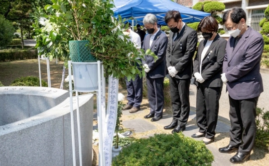 조명우 인하대 총장과 교무위원들이 캠퍼스 내 춘천 봉사활동 희생 학생 추모비를 찾아 헌화하고 있다.