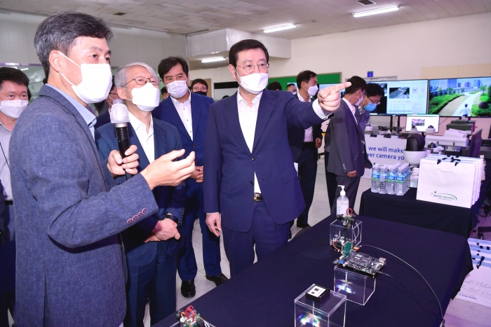 이용섭 광주광역시장이 27일 오후 광산구 하남산단 ㈜위니아전자 본사에서 열린 '지역산업과 인공지능반도체 만남의 날' 행사에 참석해 최기영 전 과학기술정보통신부장관 등 내빈들과 인공지능반도체 관련 제품을 살펴보고 있다/광주광역시 제공