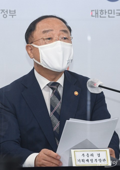 홍남기 “비아파트 면적·난방규제 완화해 도심주택 공급 확대”