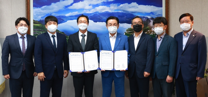 28일 쿠팡이 계룡시와 물류캠프 운영을 위한 업무협약(MOU)을 체결했다. 계룡시청에서 열린 협약식에서 최홍묵 계룡시장(사진 왼쪽 네번째), 김명규 쿠팡 전무(사진 왼쪽 세번째)등 관계자들이 기념 사진을 촬영하고 있다. 사진=쿠팡 제공