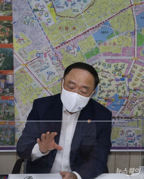 홍남기 “2·4대책 예정지구 10월 추진, 연내 본지구 지정 착수”