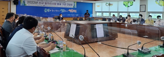 서이남 부군수가 지난 28일 군청 상황실에서 열린 2022년 무안군 신규 일자리사업 발굴 간담회를 주재하고 있다.