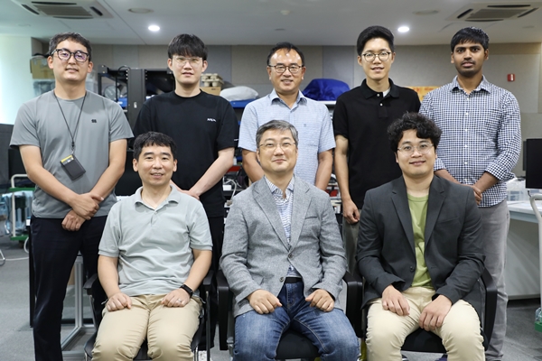 DGIST 지능형로봇연구부 이현기 박사(앞줄 가운데)와 연구진들(사진제공=DGIST)