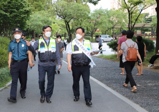 지난 27일 채현일 영등포구청장(왼쪽 두 번째)이 자율방범대원, 경찰, 공무원들과 함께 영등포공원을 찾아 방역수칙 준수 등을 점검하고 있다.