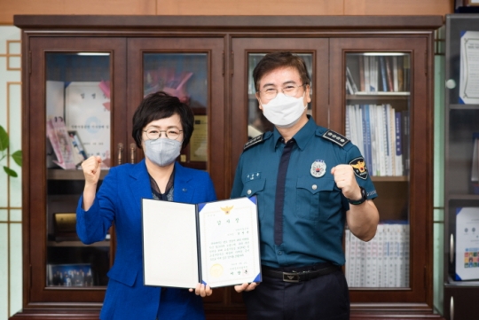 인천시설공단 김영분 이사장(왼쪽)이 인천중부경찰서 이상훈 서장으로부터 감사장을 받고 기념촬영을 하고 있다.