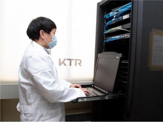 KTR 소프트웨어팀 연구원이 소프트웨어 품질 인증(GS인증) 시험평가를 준비하고 있는 모습