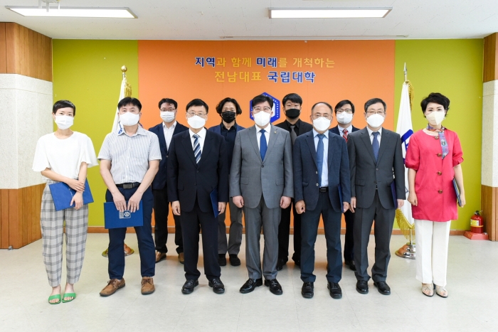 순천대학교 고영진 총장이 신임 보직교수 18명에 대한 임명장 수여식을 개최하고 기념 촬영 모습