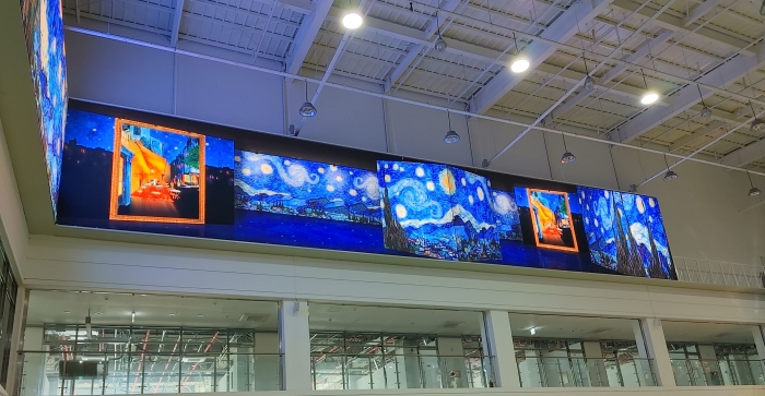 LG전자가 강원도 속초에 위치한 복합쇼핑몰 ‘속초 센텀마크’에 LG LED 사이니지를 활용해 대형 LED 전광판을 설치했다. 사진=LG전자 제공