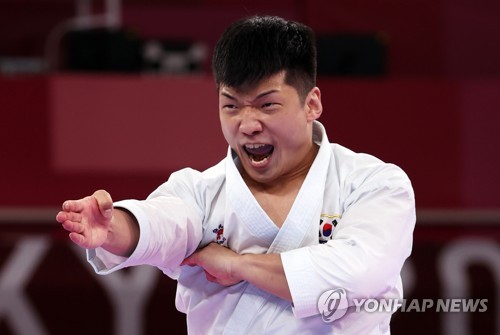 박희준, 가라테 가타 공동 5위···동메달 결정전 패배