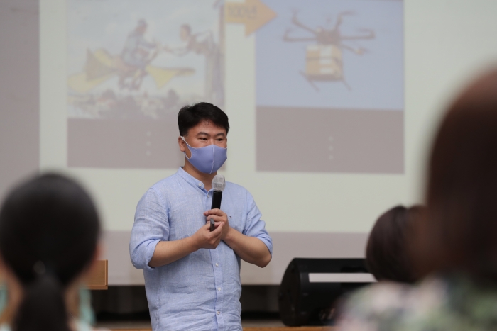 지난 7월29일 광주과학기술원 김준하 교수가 광산구청 7층 윤상원홀에서 ‘현실과 가장의 연결: 메타버스’를 주제로 특별강연을 하고 있다.