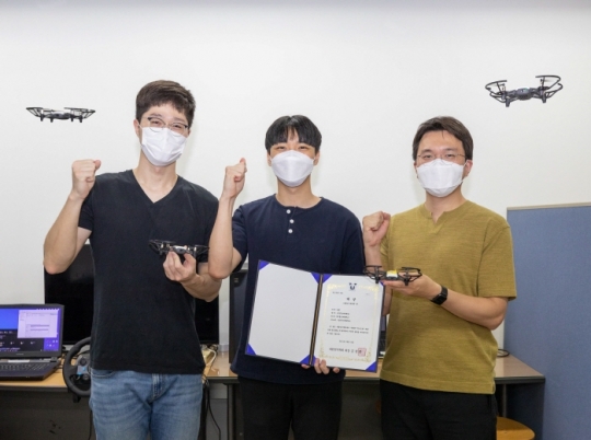 (왼쪽부터)인하대 항공우주공학과 4학년 신기훈, 전기공학과 4학년 박기홍 학생과 지도교수인 전기공학과 김광기 교수.