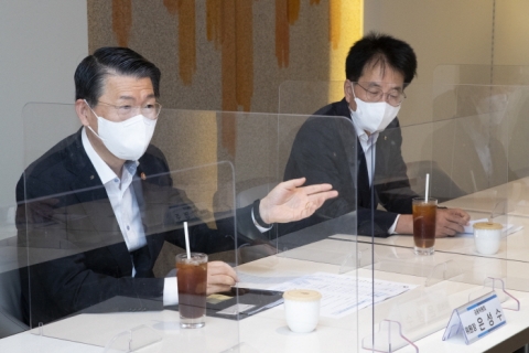 은성수 “금융지주 회장, 대환대출 플랫폼 우려···이유 살필 것”
