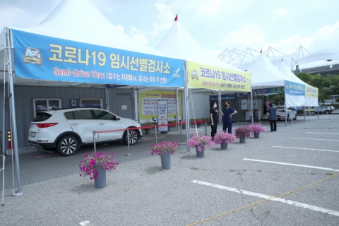 고양시 “검사자도, 의료진도 숨통 트이는 ‘세미 드라이브 스루’ 선별 검사소”