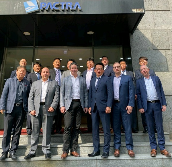 앞줄 왼쪽에서 세 번째 델마 인터내셔널 CEO Robert Cutler, 앞줄 오른쪽에서 세번째 (주)팍트라인터내셔널 최기태 회장. 사진=팍트라인터내셔널 제공