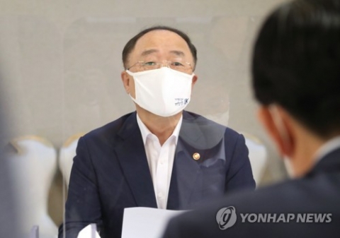 “집 사지말라” 으름장 놓던 홍남기···깜짝 공급카드 왜