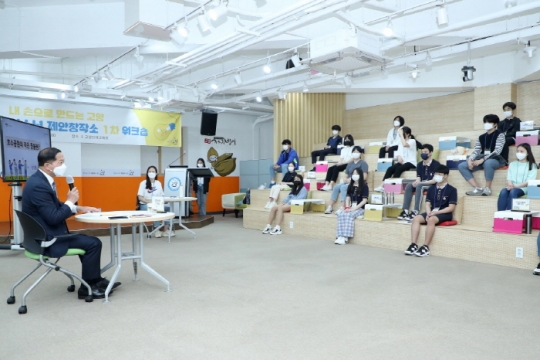 이재준 고양시장이 관내 청소년들과 대화를 나누고 있다.