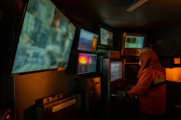 광양제철소 제강부 직원이 AI를 활용한 출강자동화 시스템을 모니터링 하고 있다.