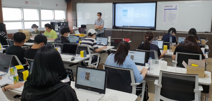 전남교육청이 직업계고 상업계열 2학년 학생대상으로 지난달 19일부터 오는 20일까지 한 달간 목포, 여수, 나주, 순천 권역 별 4기로 나눠 ‘인공지능 산업분야 취업역량강화 프로젝트’를 운영해 학생들로부터 호응을 얻고 있다.