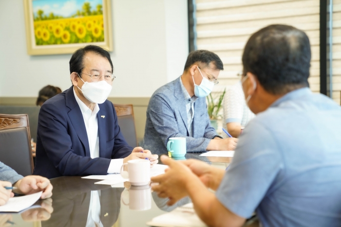 김종식 목포시장이 2021년도 글로벌 강소기업으로 선정된 ㈜가리미를 격려 방문하고 있다.