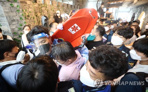 지난 13일 오후 서울 영등포구에 위치한 결제플랫폼 회사 머지포인트 본사에서 환불을 요구하는 가입자들과 직원 통행로를 확보 중인 경찰이 실랑이를 벌이고 있는 모습. 사진=연합뉴스 제공