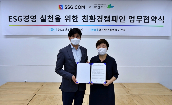 (좌)김낙호 SSG닷컴 지원본부장, (우)이미경 환경재단 대표. 사진=SSG닷컴 제공