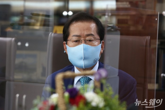 홍준표 국민의힘 의원, 대한노인회 중앙회 방문. 사진=이수길 기자 leo2004@newsway.co.kr 대선 출마를 공식 선언한 홍준표 국민의힘 의원이 18일 서울 용산구 대한노인회 중앙회를 방문해 김호일 회장 등과 노인 정책에 대해 간담회를 하고 있다. 2021.8.18