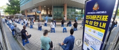 오늘 다시 2천명대···수도권 4단계 재연장 무게속 내일 최종 발표