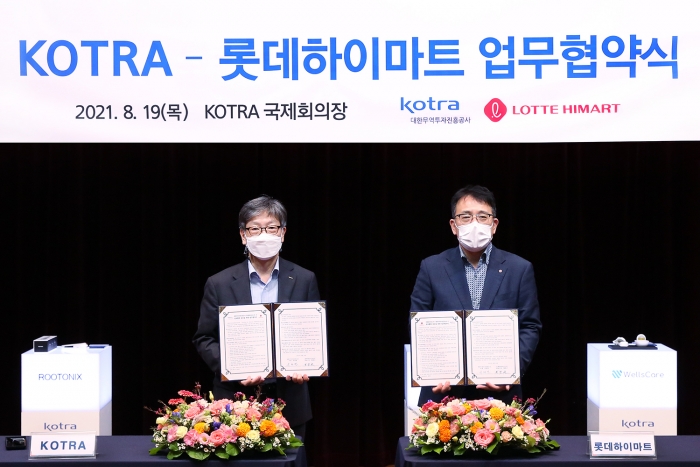 황영근 롯데하이마트 대표(오른쪽), 유정열 KOTRA 사장(사진 왼쪽)이 기념촬영을 하고 있다. 사진=롯데하이마트 제공