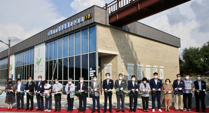 박우량 군수가 지난 18일 자은도 1004뮤지엄파크에서 관계자들과 함께 신안자생식물연구센터 개관 테이프를 자르고 있다.