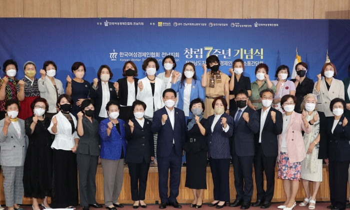 김영록 전라남도지사가 19일 전남중소기업인진흥원에서 열린 한국여성경제인협회 전남지회 창립7주년 기념식에서 회원들과 촬영을 하고 있다.