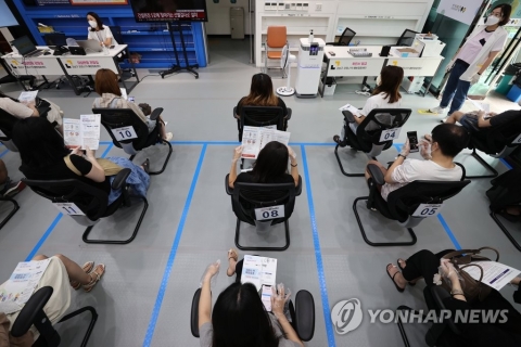 추석 ‘직계가족 4인 이상’ 모임 허용 검토···거리두기 연장 가닥