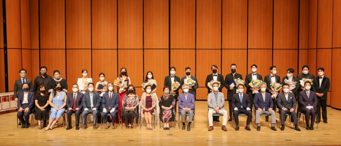 2021 광주성악콩쿠르에 참가한 수상자들이 시상식 후 기념촬영 모습
