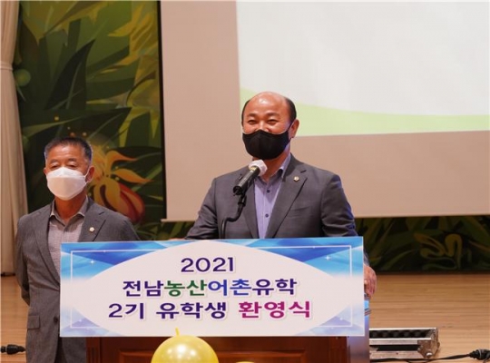 황인구 서울시의원이 지난 23일 전라남도 장성군 서삼초등학교에서 개최된 ‘2021 전남농산어촌유학 2기 유학생 환영식’에서 축사를 하고 있다.