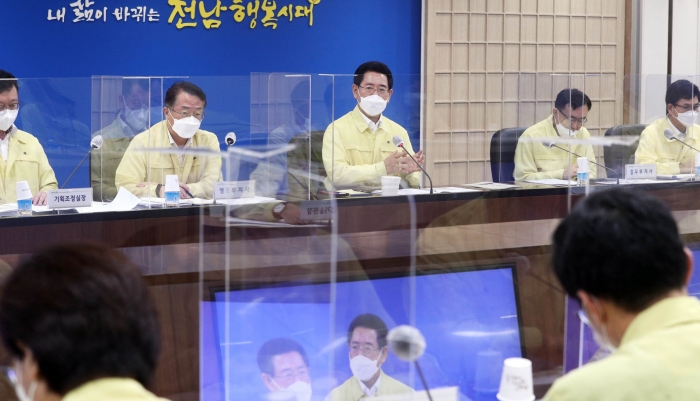 김영록 지사가 26일 오전 도청 서재필실에서 실국장 정책회의를 주재하고 있다.